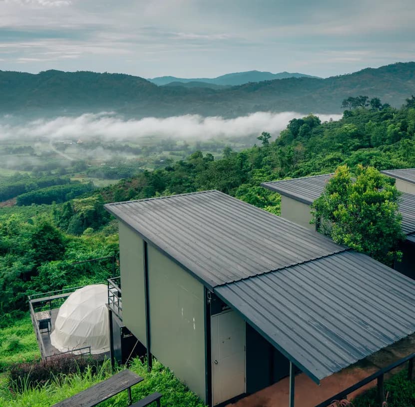 บ้านชมหมอกริมเนินเขา มองเห็นโดมและหุบเขา