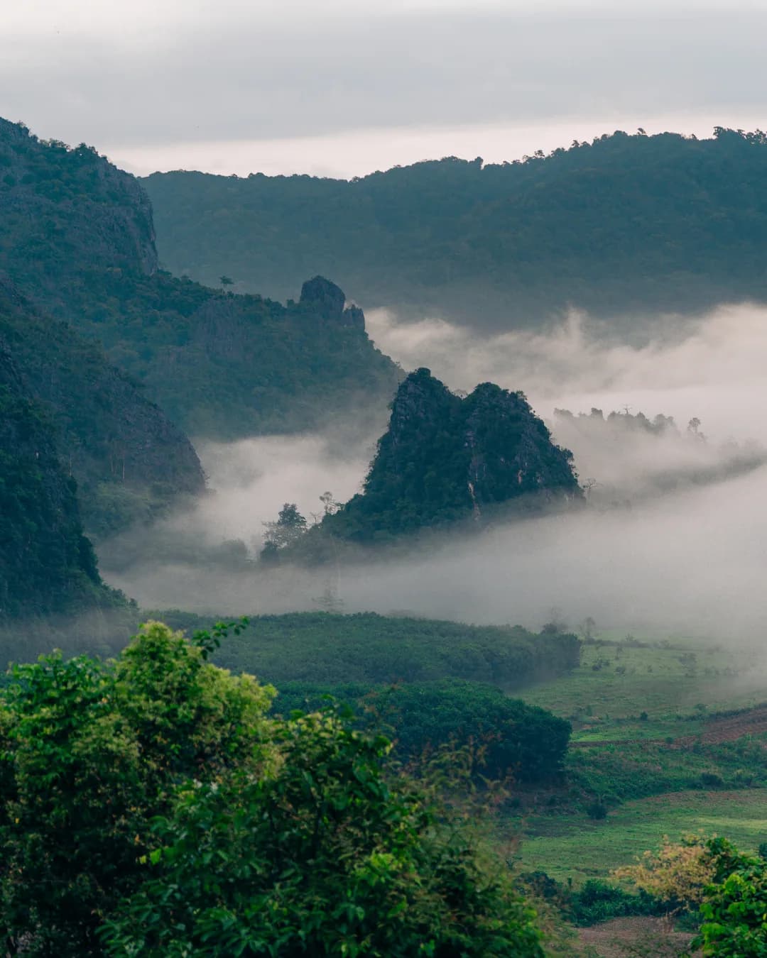 ภูเขา น้ำตก และทะเลสาบรอบภูลังกา