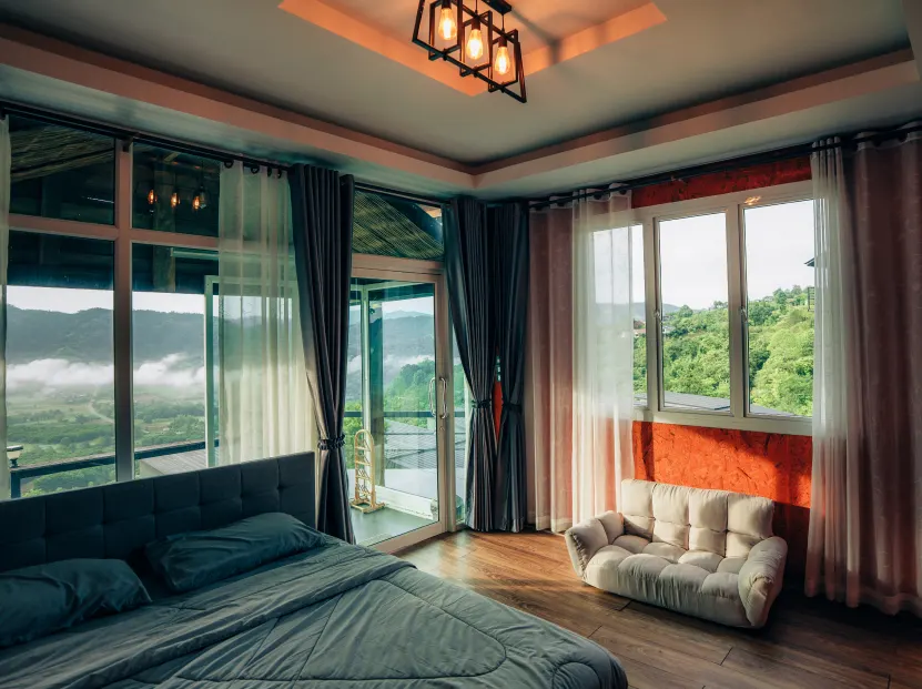 ห้องนอนบ้านชมดาว เตียงคิงไซส์และหน้าต่างรอบด้าน